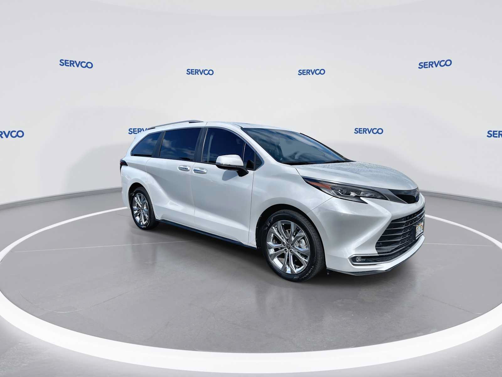 Used 2022 Toyota Sienna Platinum FWD image 2