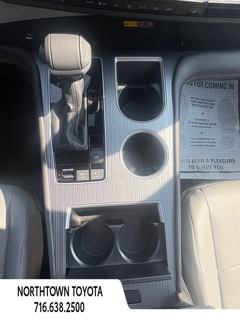 Used 2025 Toyota Sienna XLE w/ XLE Plus Package FWD image 26