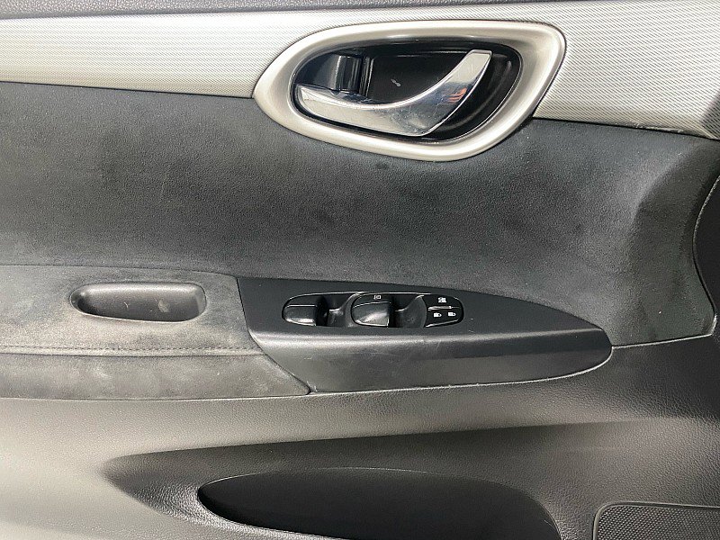 Used 2013 Nissan Sentra SR w/ Premium Pkg image 9