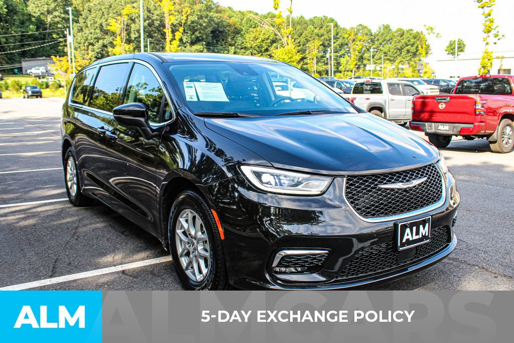 Used 2023 Chrysler Pacifica Touring-L FWD image 3