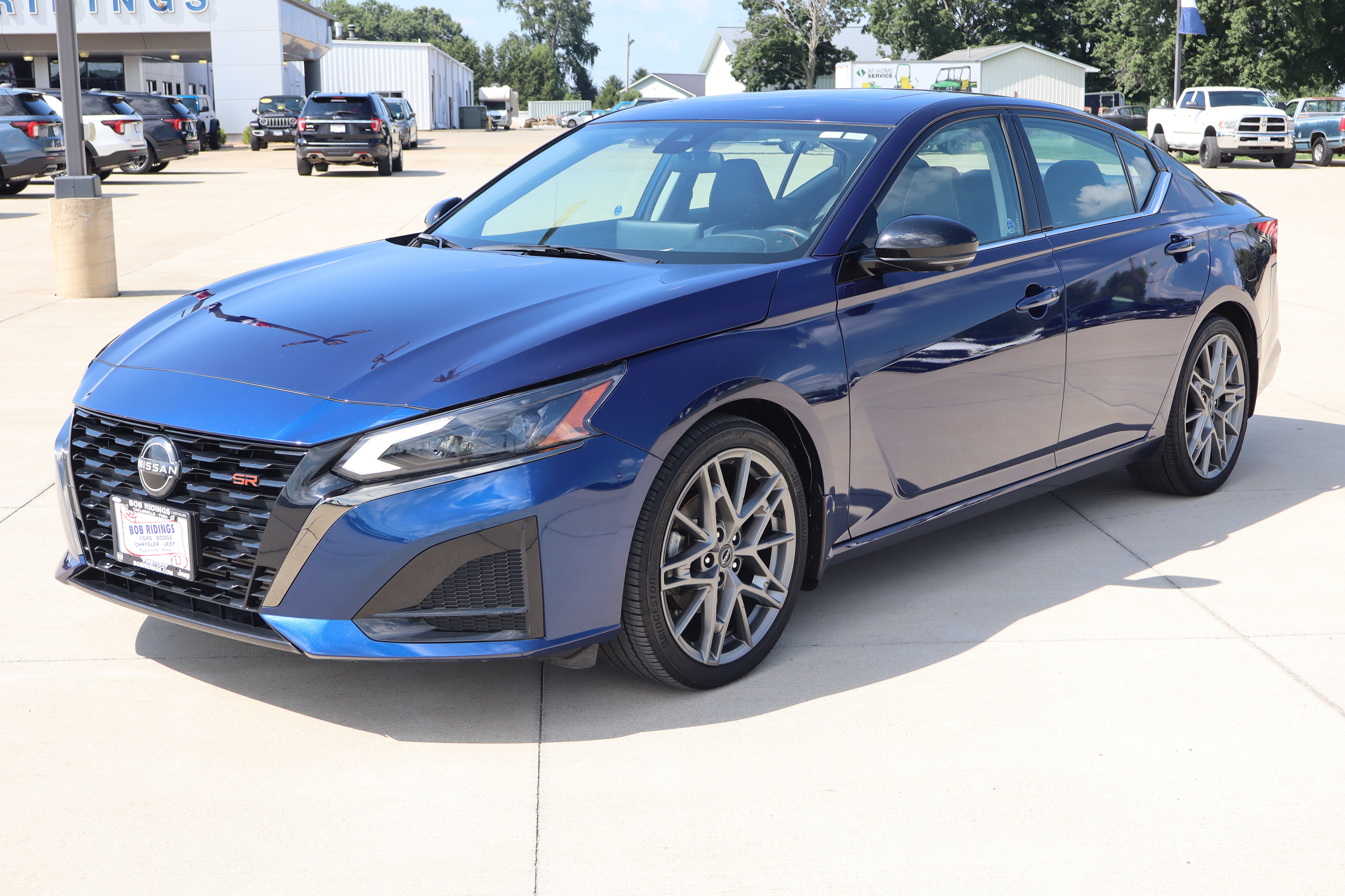 Used 2023 Nissan Altima 2.0 SR FWD image 2