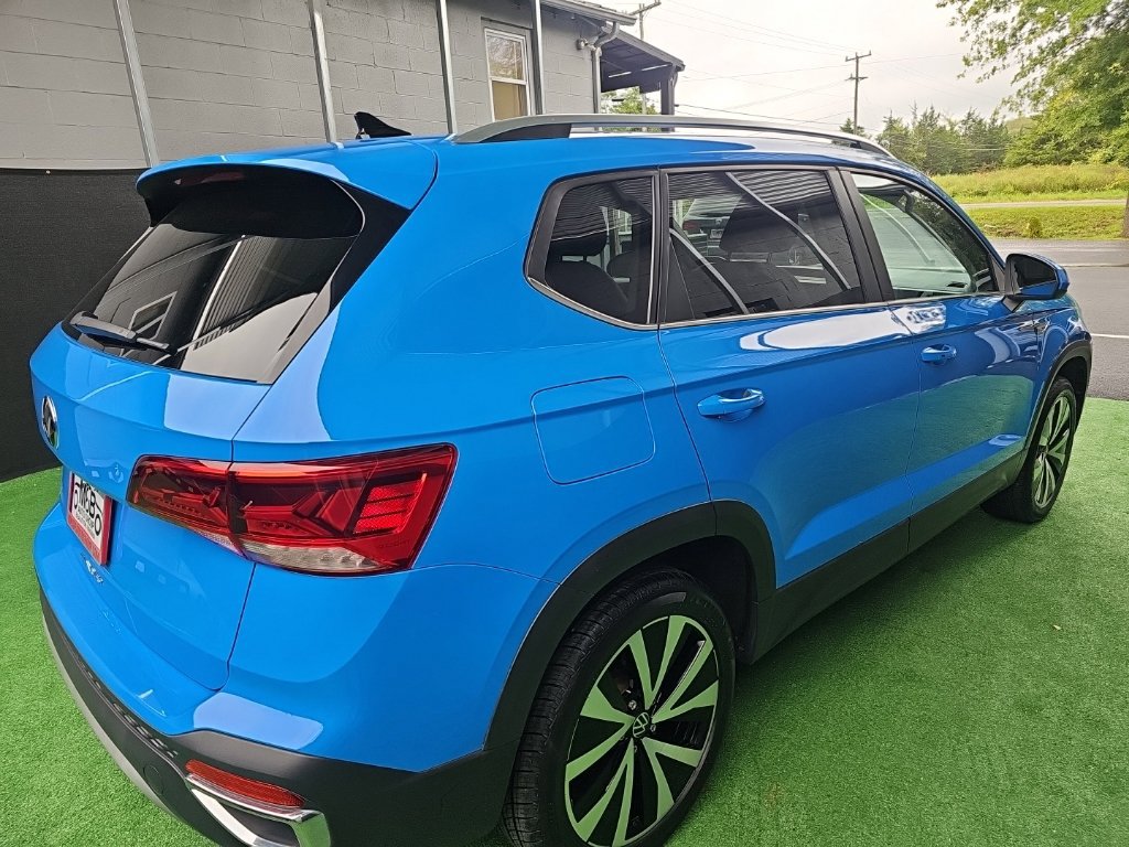 Used 2023 Volkswagen Taos SE w/ Panoramic Sunroof Package FWD image 3