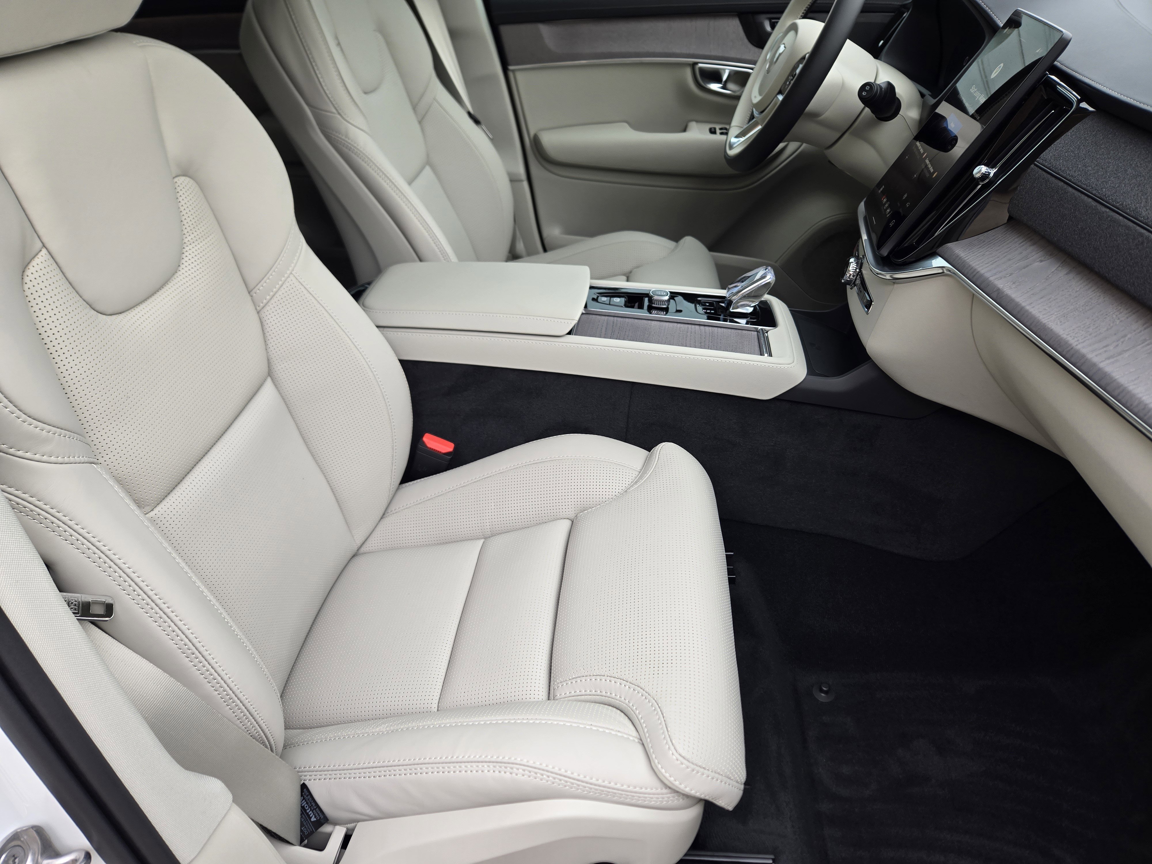 New 2026 Volvo XC90 B6 Ultra w/ Protection Package image 16