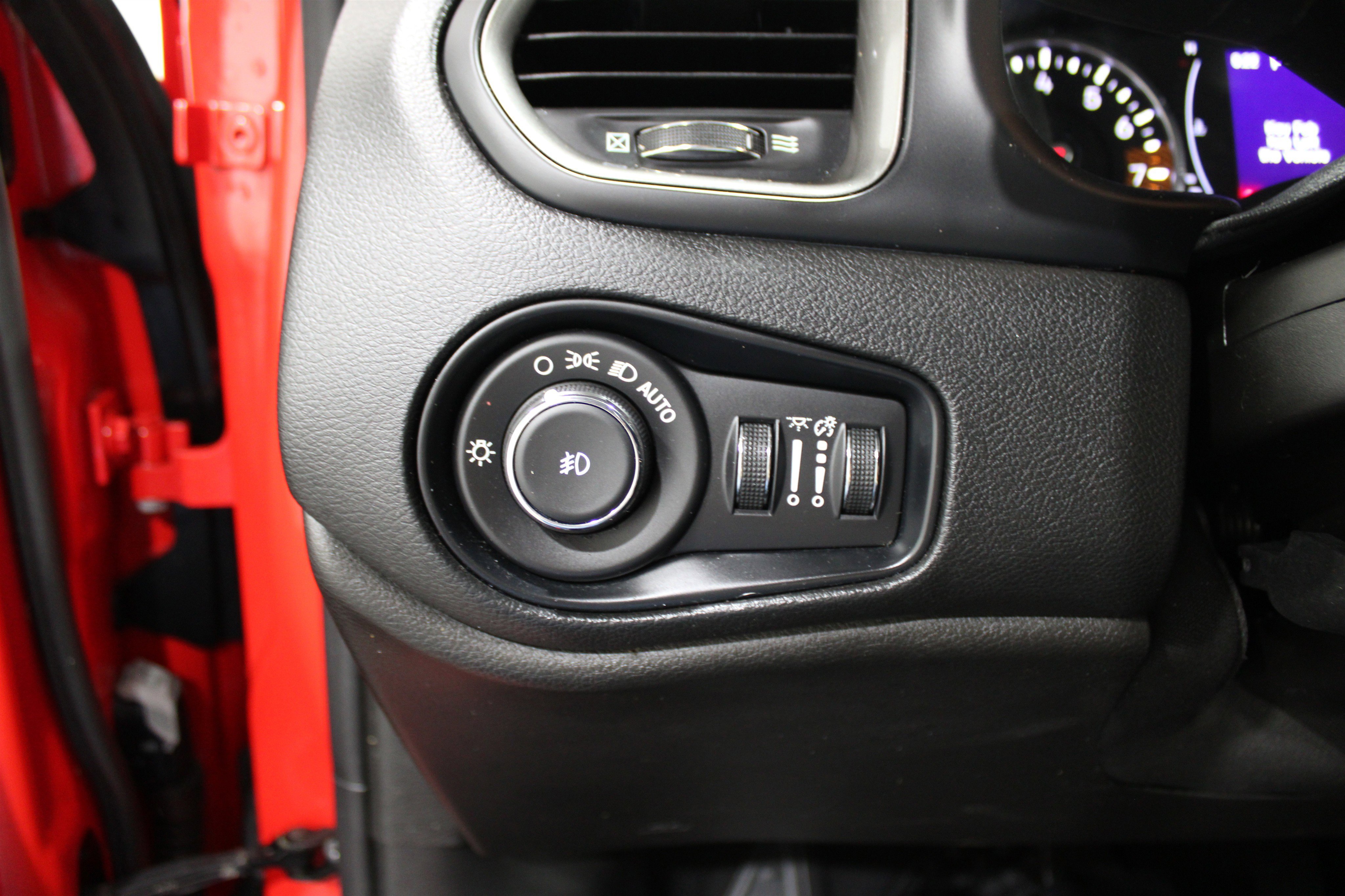 Used 2023 Jeep Renegade Latitude w/ Premium Group image 8