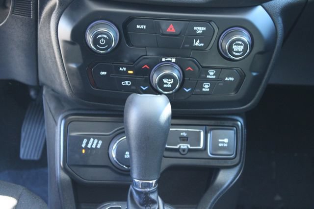 Used 2023 Jeep Renegade Altitude w/ Sun/Sound Group AWD/4WD image 16