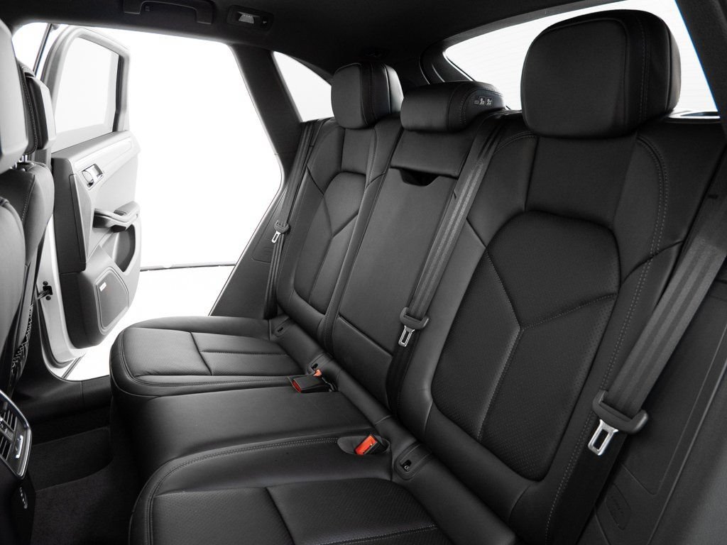 Certified 2026 Porsche Macan AWD/4WD image 22