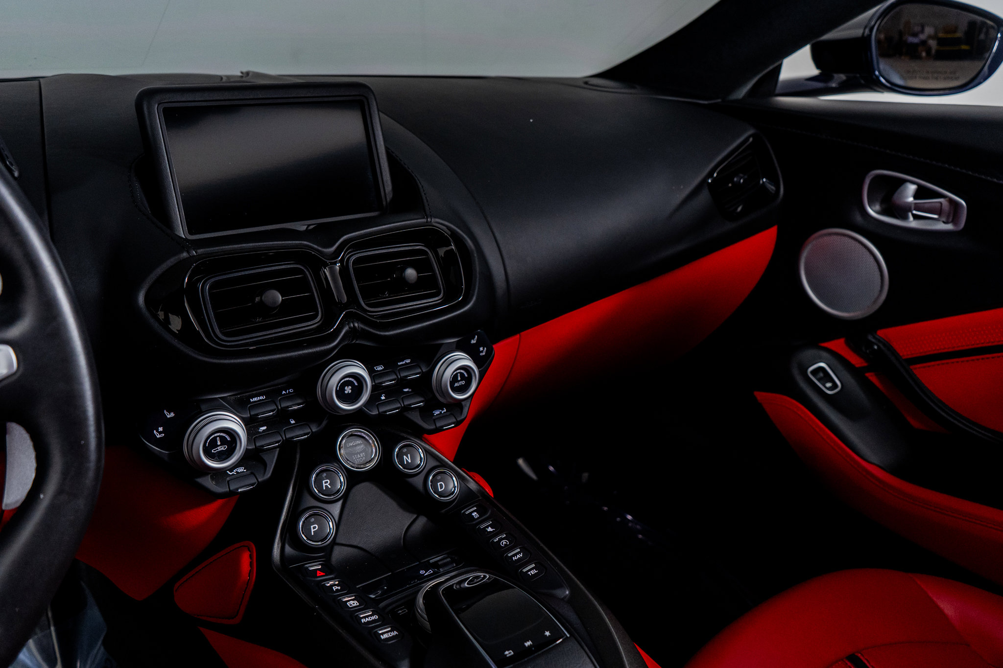 Used 2021 Aston Martin V8 Vantage Roadster image 32