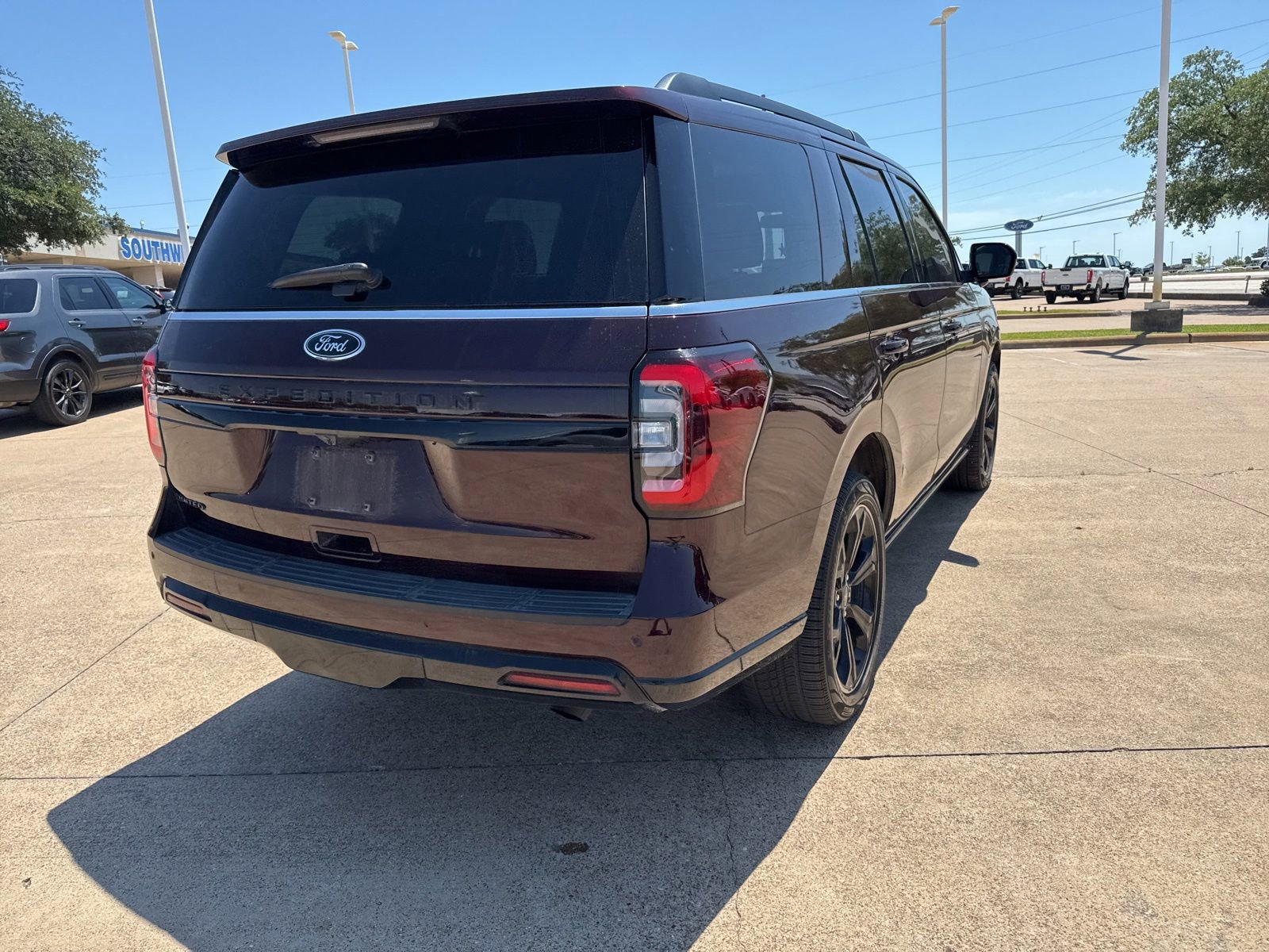 Used 2024 Ford Expedition Limited AWD/4WD image 7