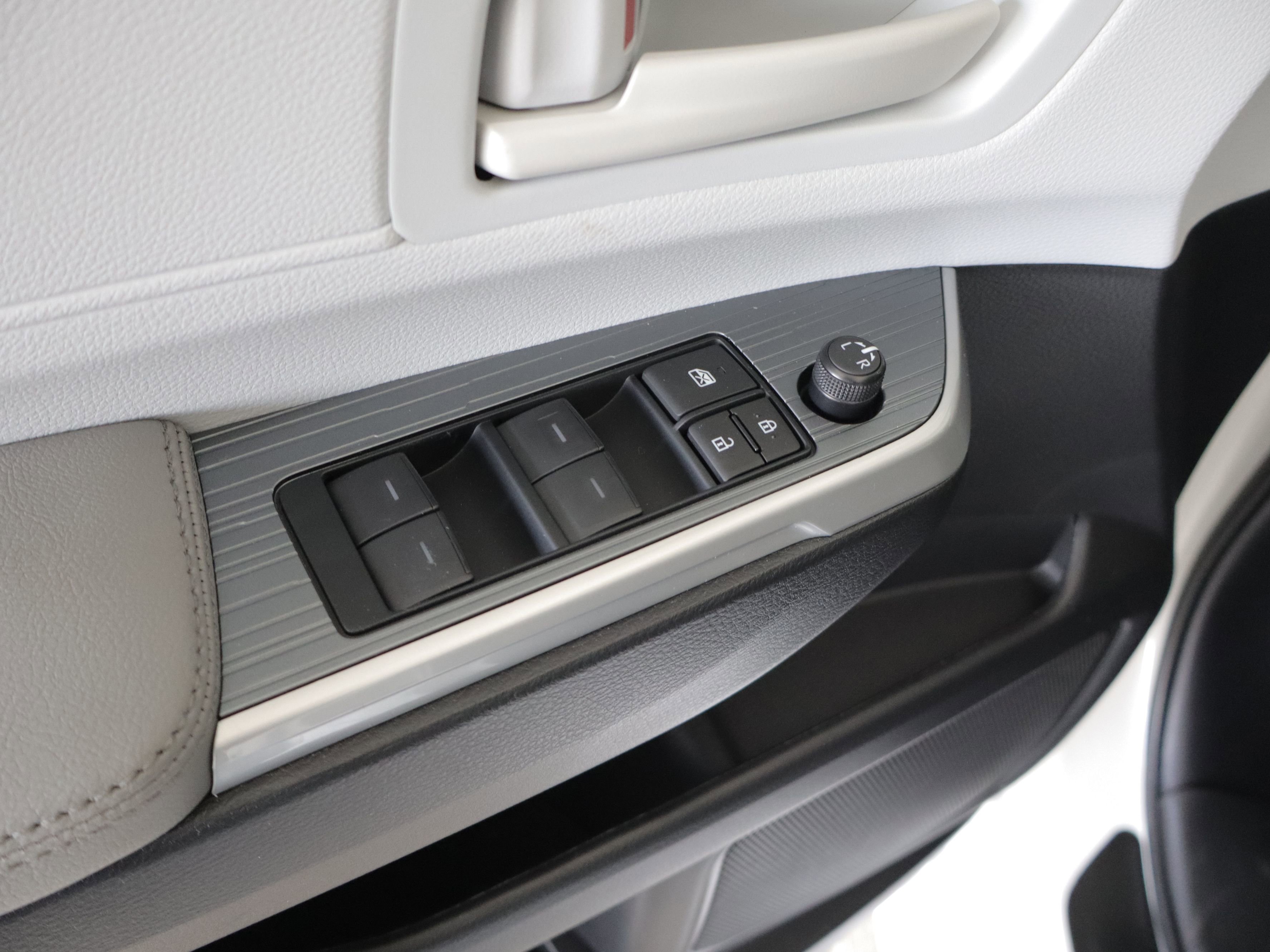 Used 2025 Toyota Sienna LE image 11