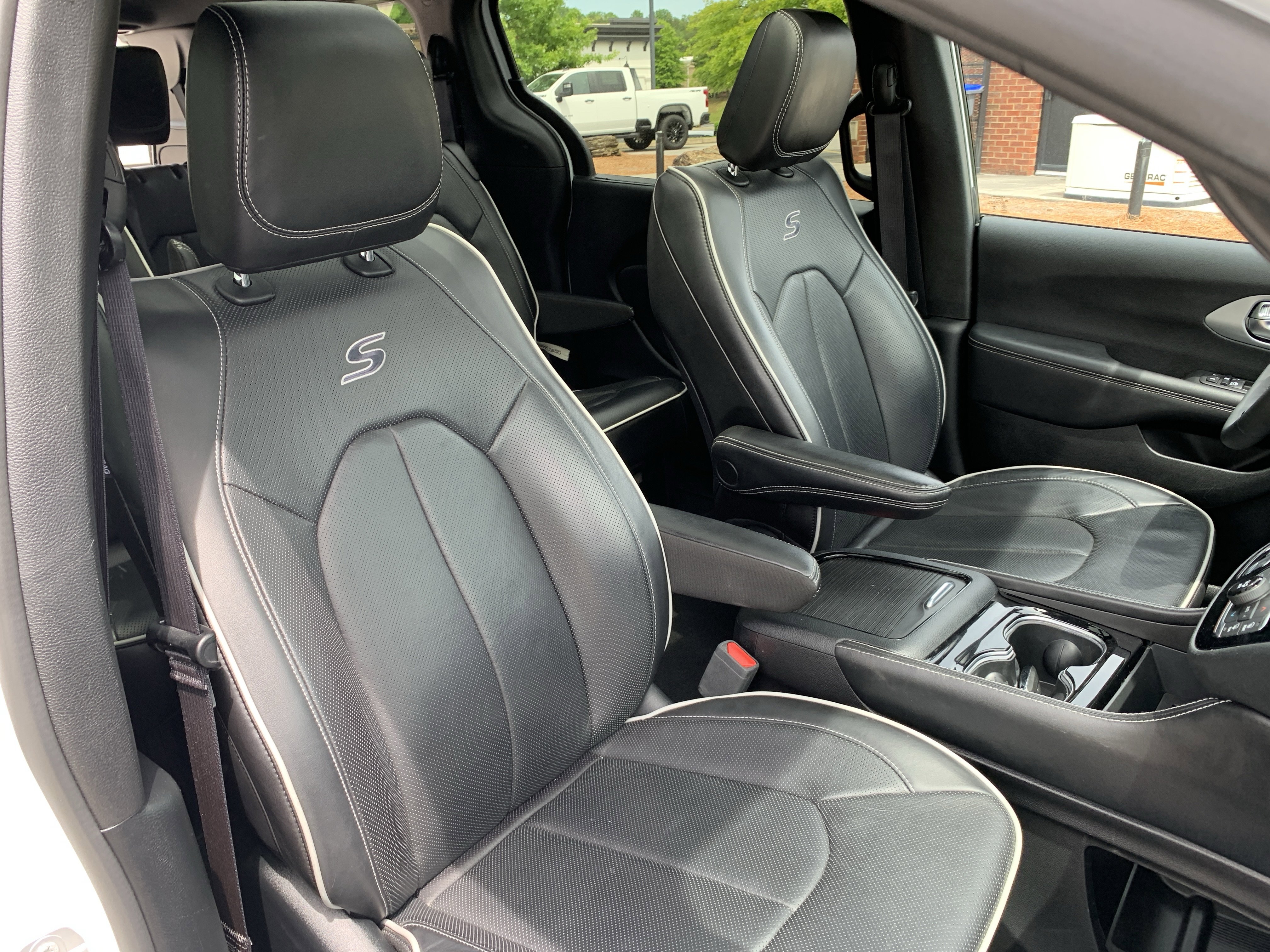 Used 2025 Chrysler Pacifica Limited FWD image 34