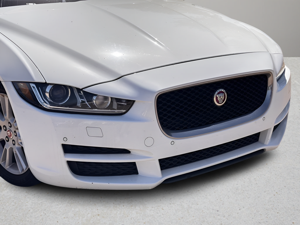 Used 2017 Jaguar XE Premium RWD image 23