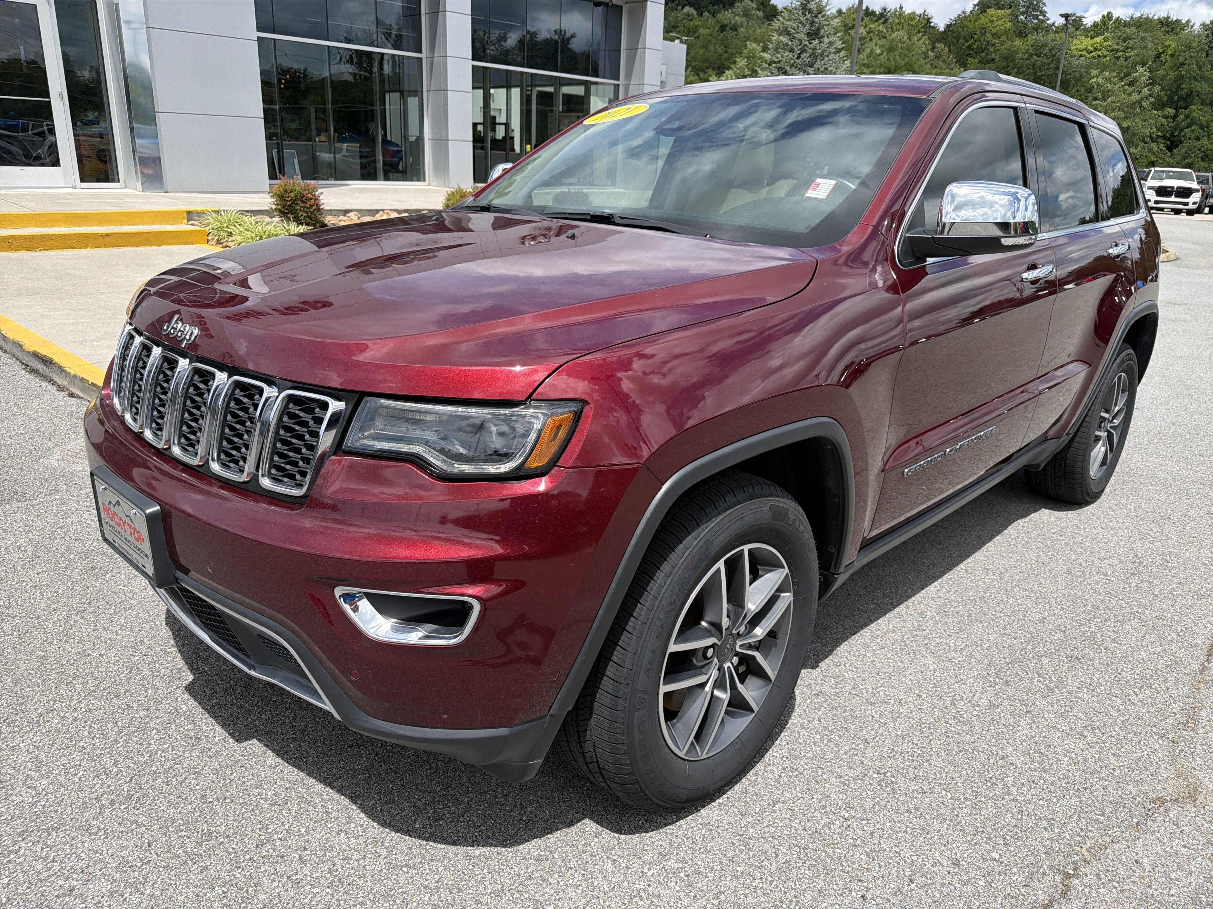 Used 2021 Jeep Grand Cherokee Limited w/ Luxury Group II AWD/4WD image 2
