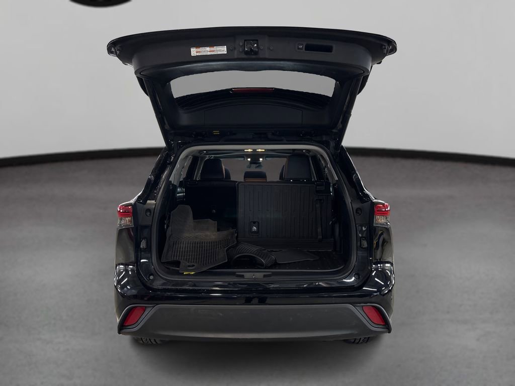 Used 2023 Toyota Highlander XLE image 11