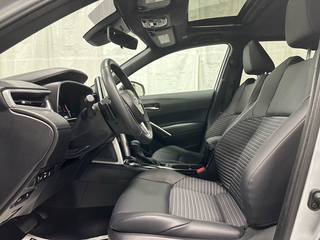 Used 2025 Toyota Corolla Cross XSE w/ Convenience Package image 14