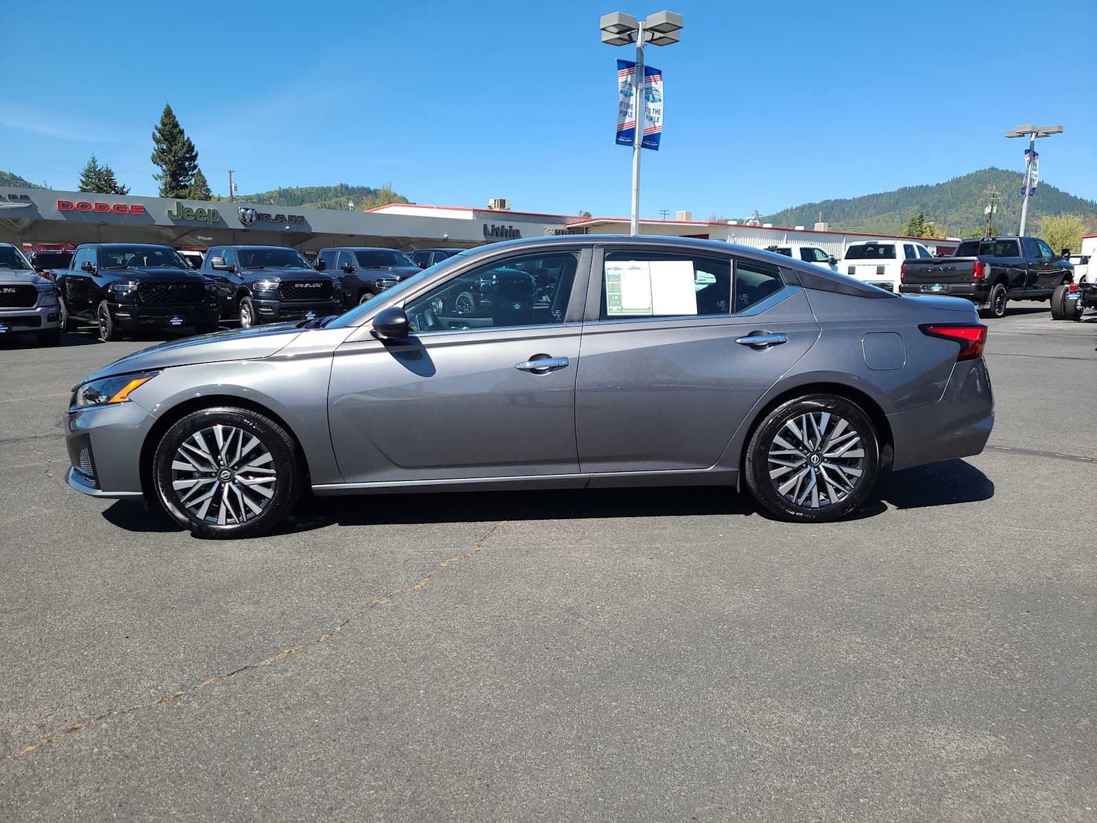 Used 2025 Nissan Altima 2.5 SV FWD image 11