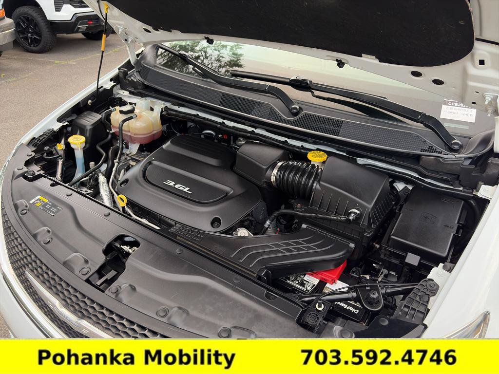 Used 2018 Chrysler Pacifica Touring-L FWD image 34