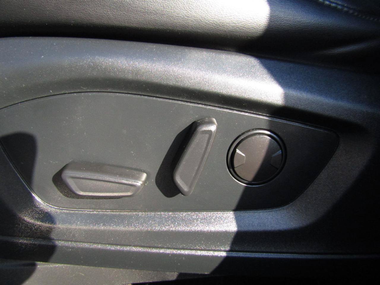Used 2022 Ford Explorer XLT w/ Equipment Group 202A AWD/4WD image 12
