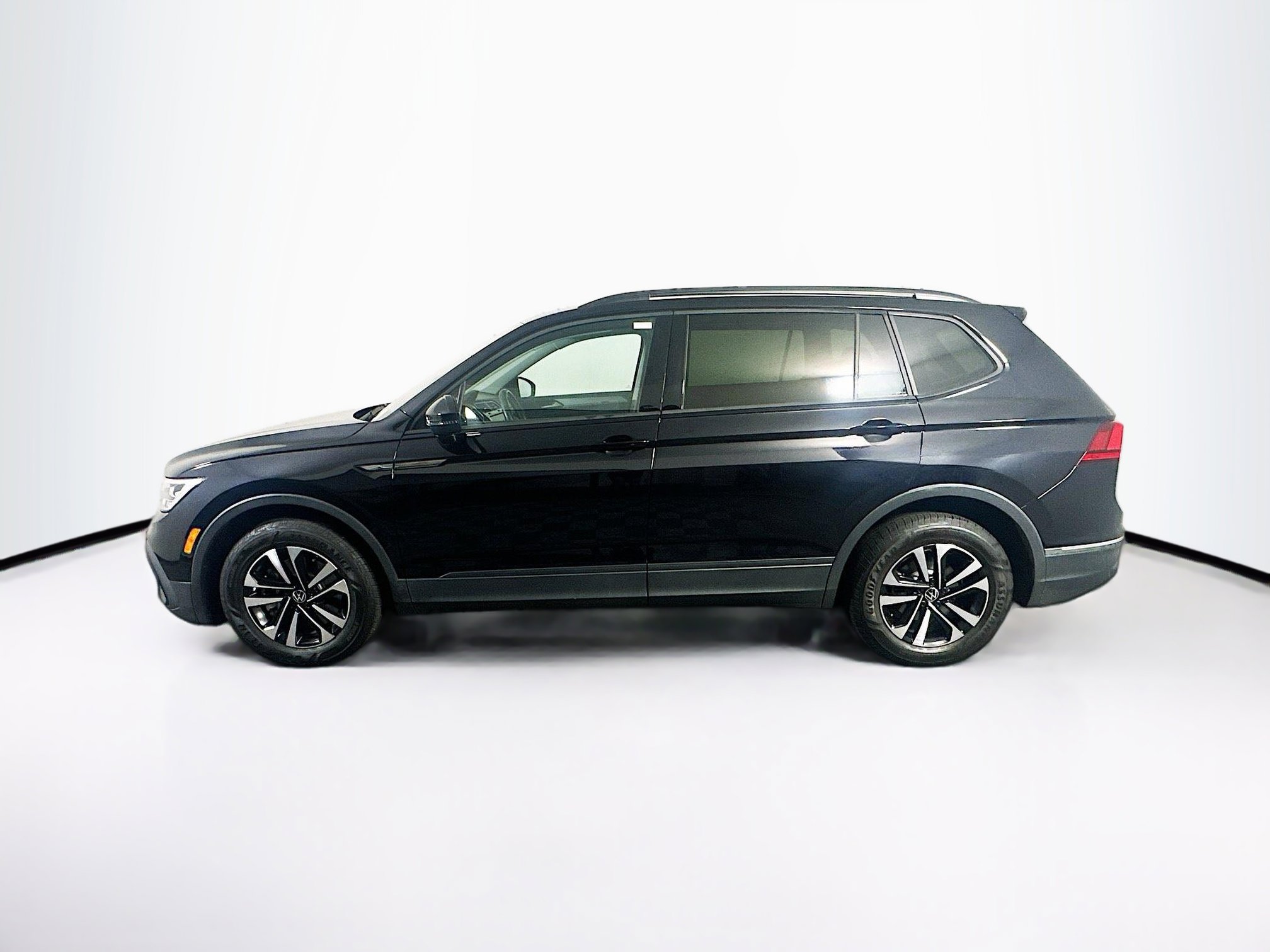 Used 2024 Volkswagen Tiguan S image 4