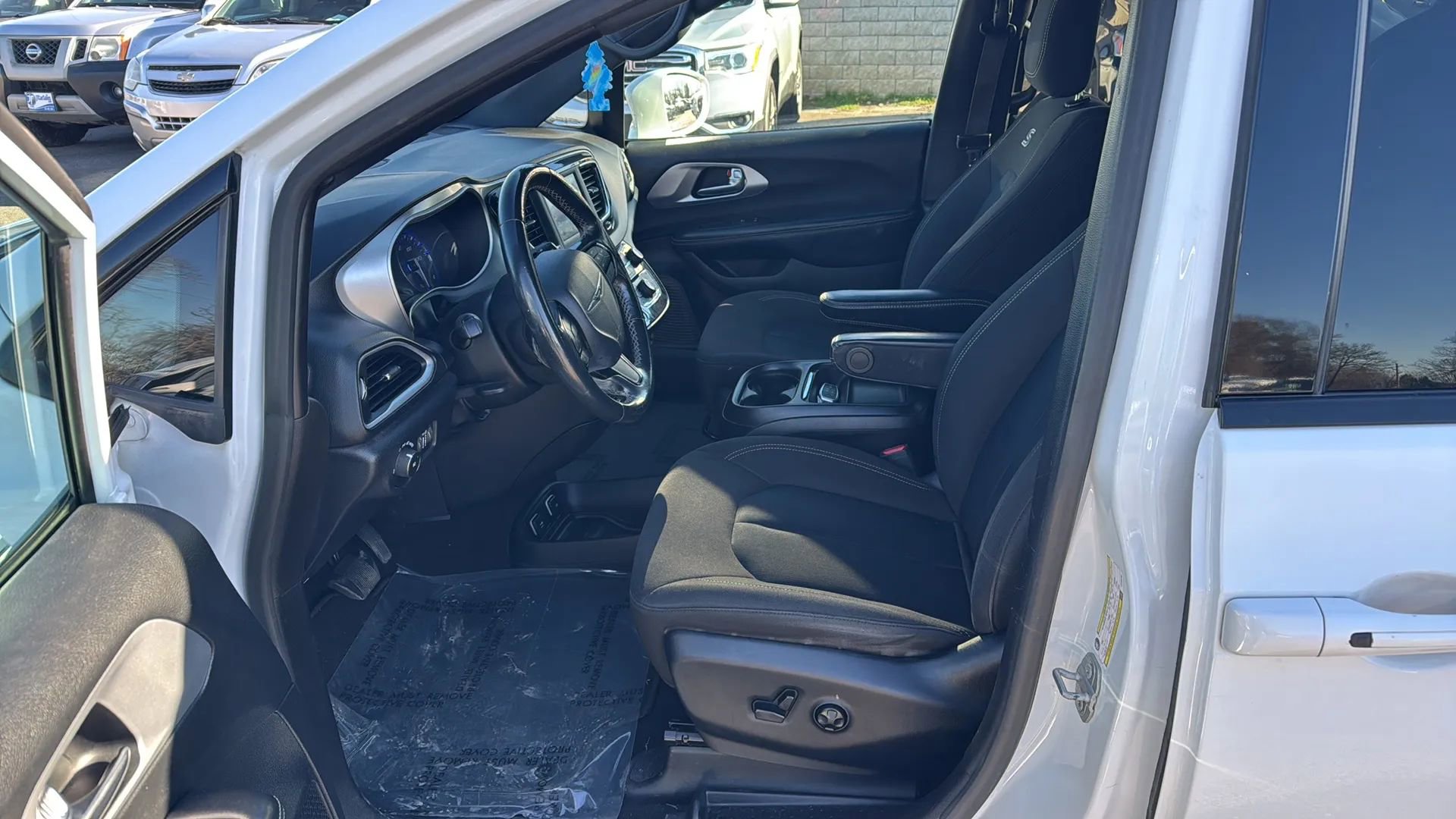 Used 2020 Chrysler Pacifica Touring w/ S Appearance Package FWD image 6