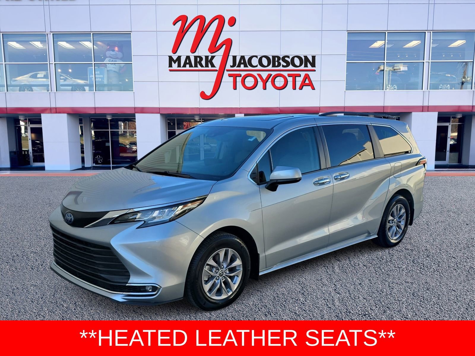 Used 2022 Toyota Sienna XLE image 1