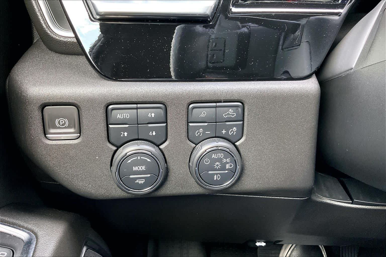 Used 2022 Chevrolet Silverado 1500 High Country w/ High Country Premium Package AWD/4WD image 32
