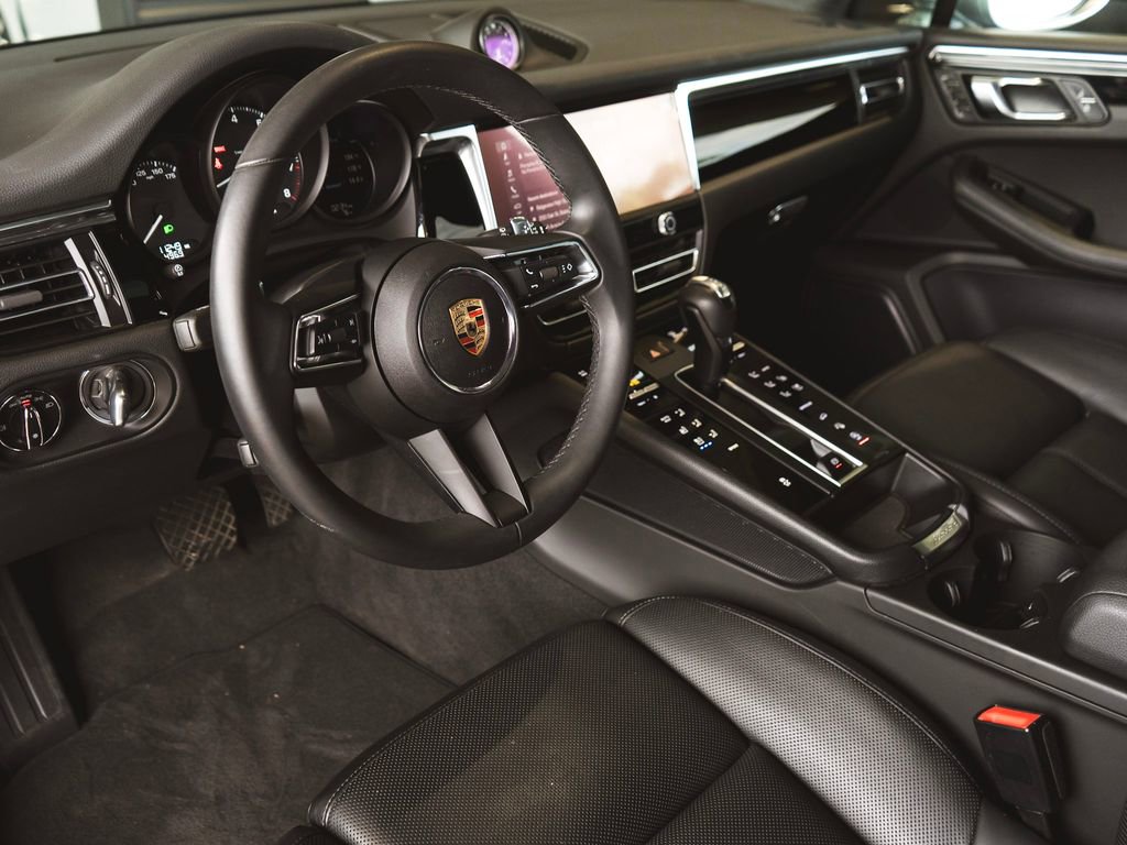 Used 2025 Porsche Macan image 4