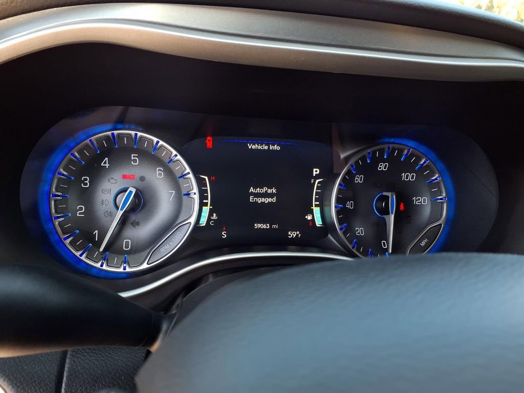 Used 2023 Chrysler Pacifica Touring-L image 13