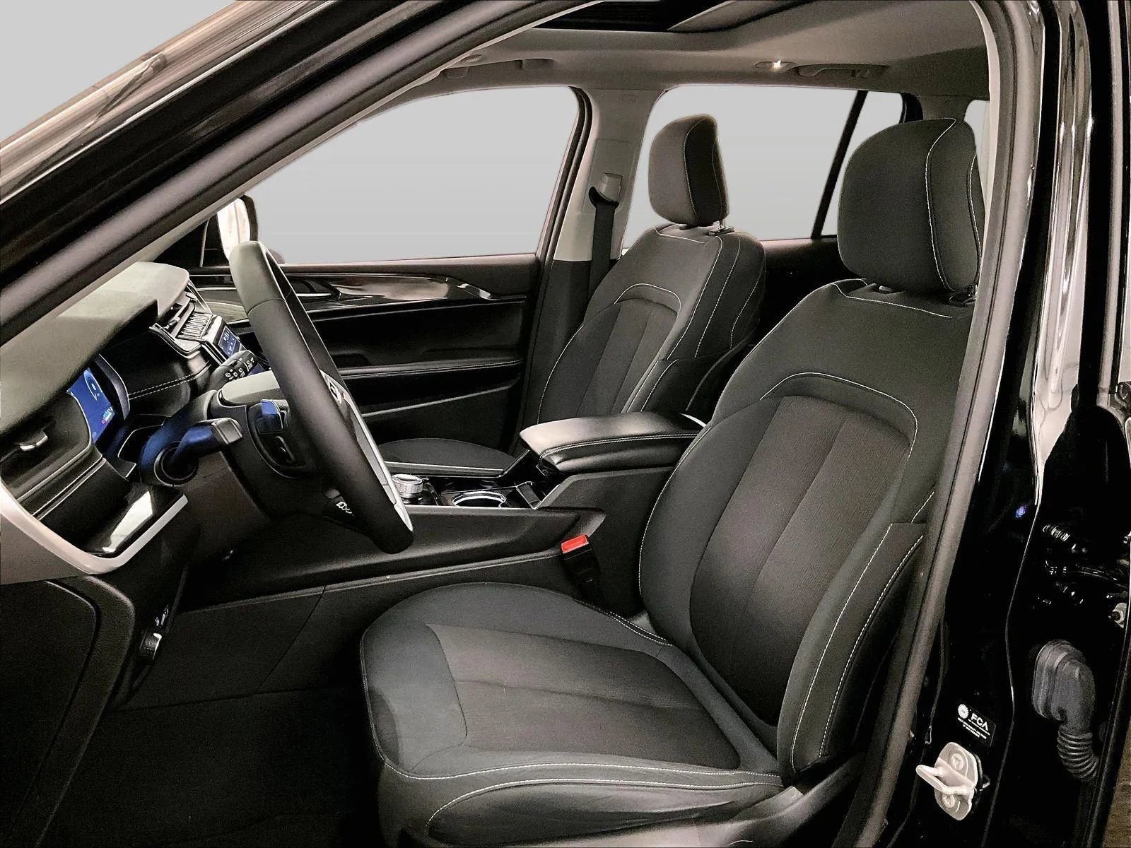 Used 2023 Jeep Grand Cherokee Laredo image 24