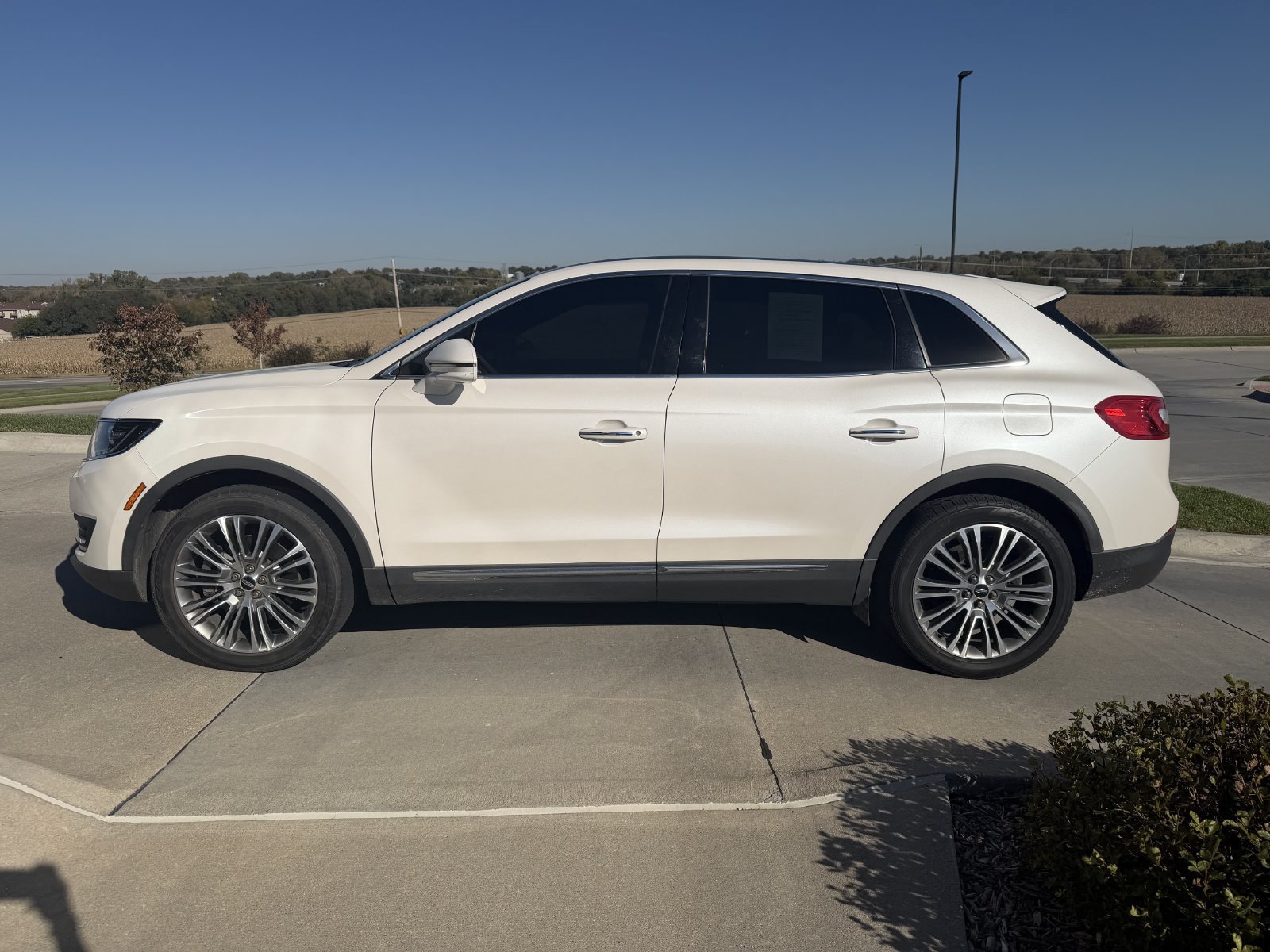 Used 2016 Lincoln MKX Reserve w/ Driver Assistance Package AWD/4WD image 2
