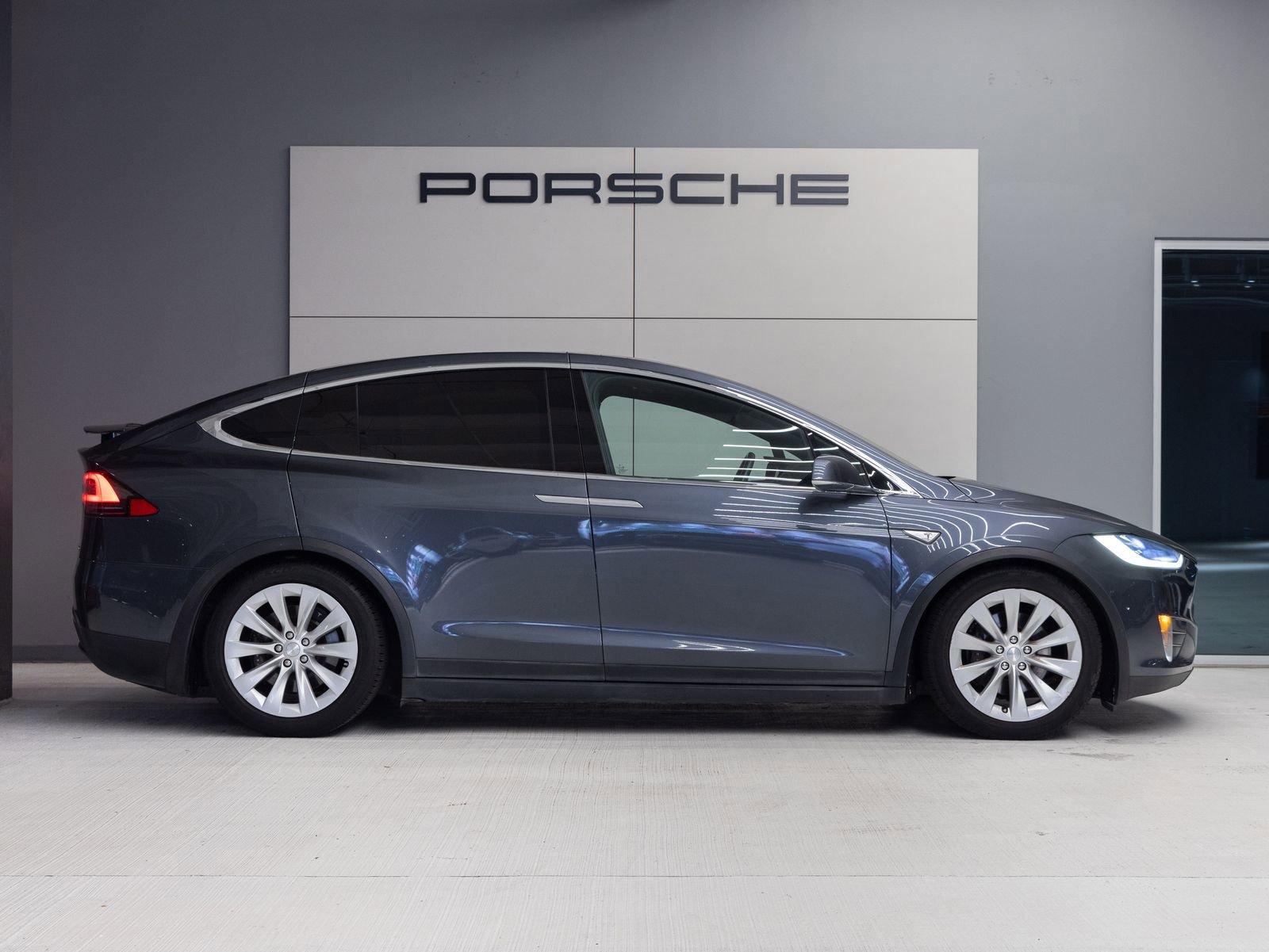 Used 2016 Tesla Model X 70D AWD/4WD image 8