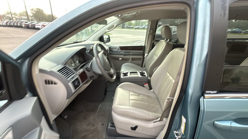 Used 2009 Chrysler Town & Country Touring FWD image 29