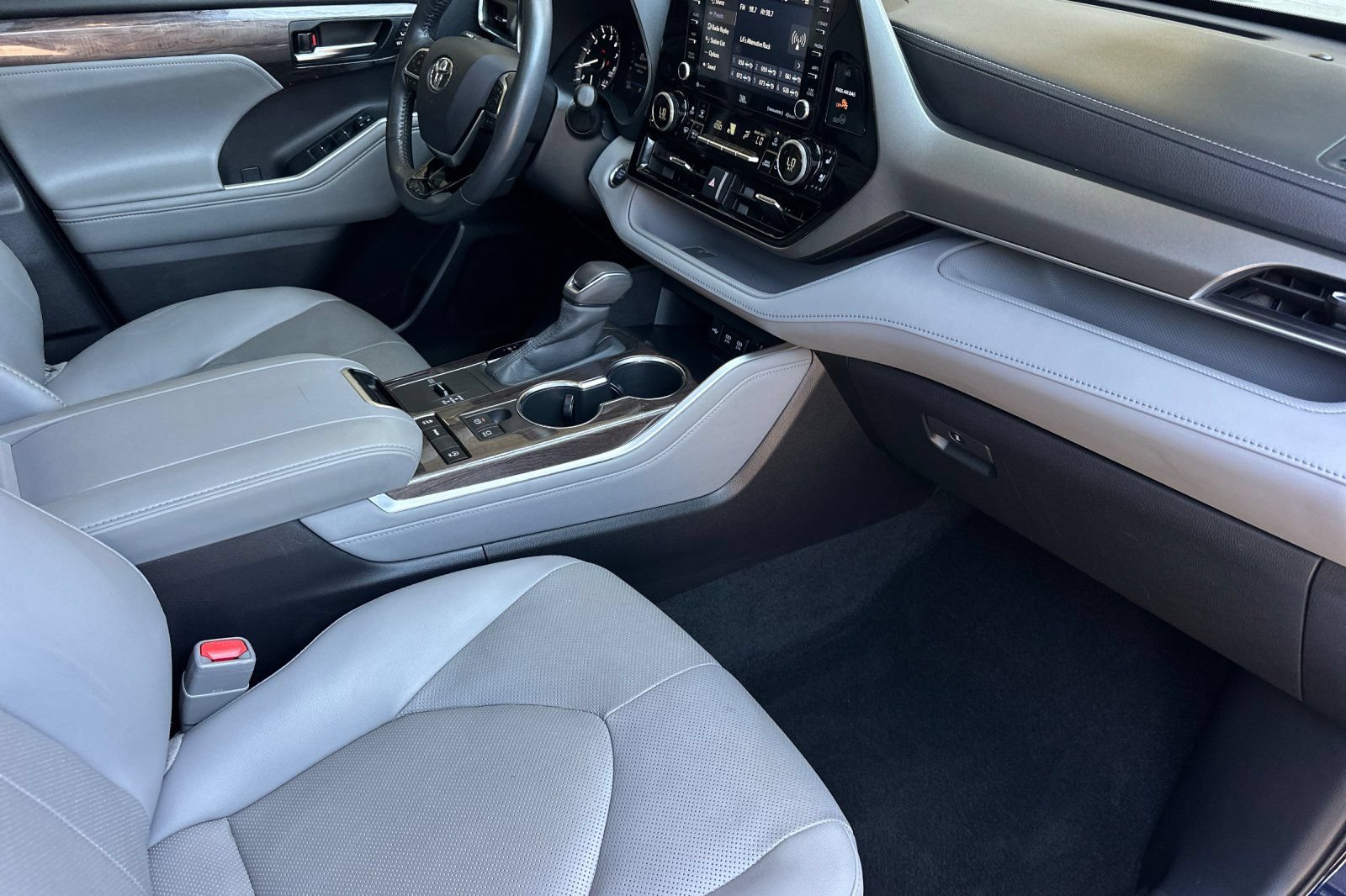 Used 2020 Toyota Highlander Limited FWD image 17