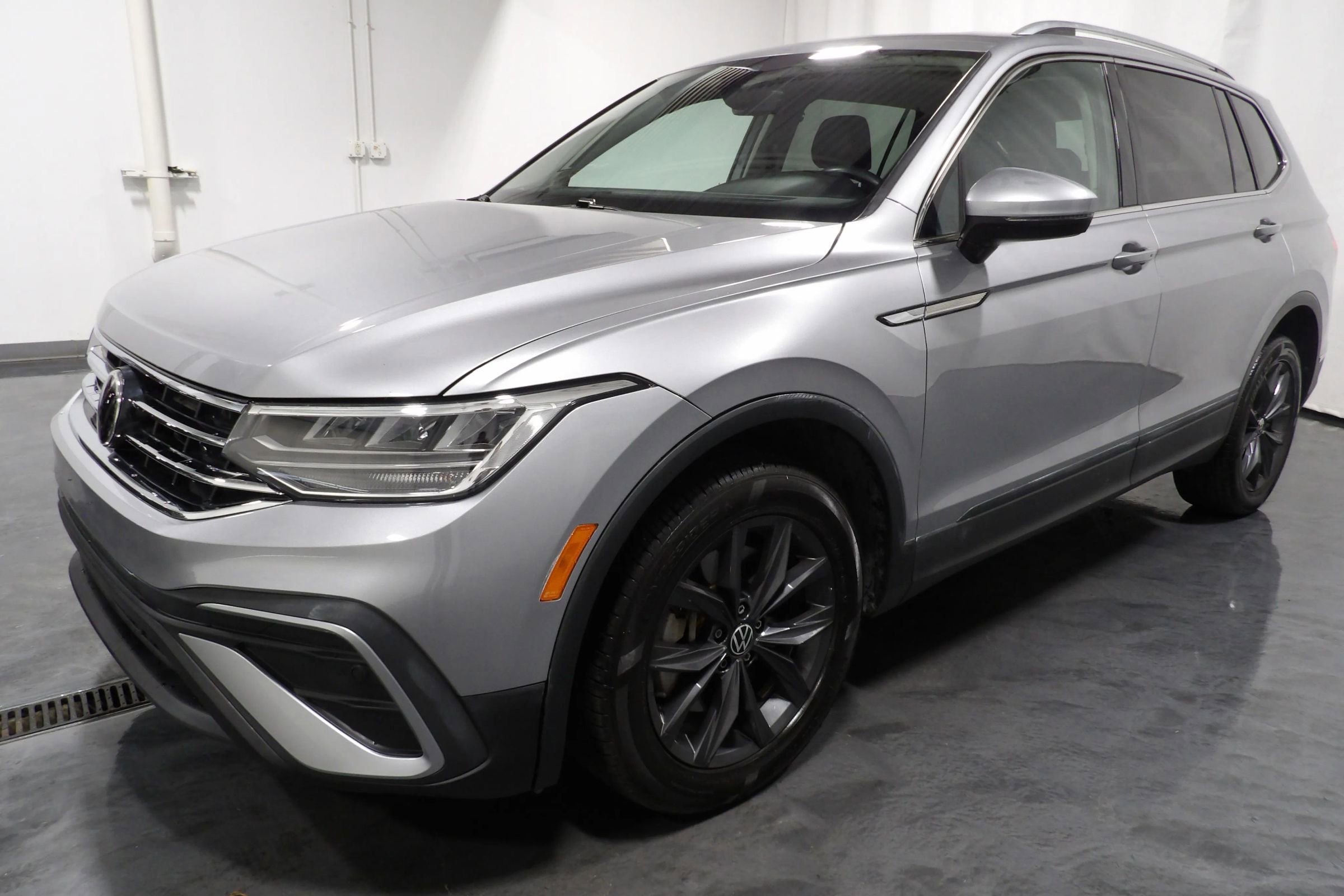 Used 2022 Volkswagen Tiguan SE w/ Panoramic Sunroof Package FWD image 4