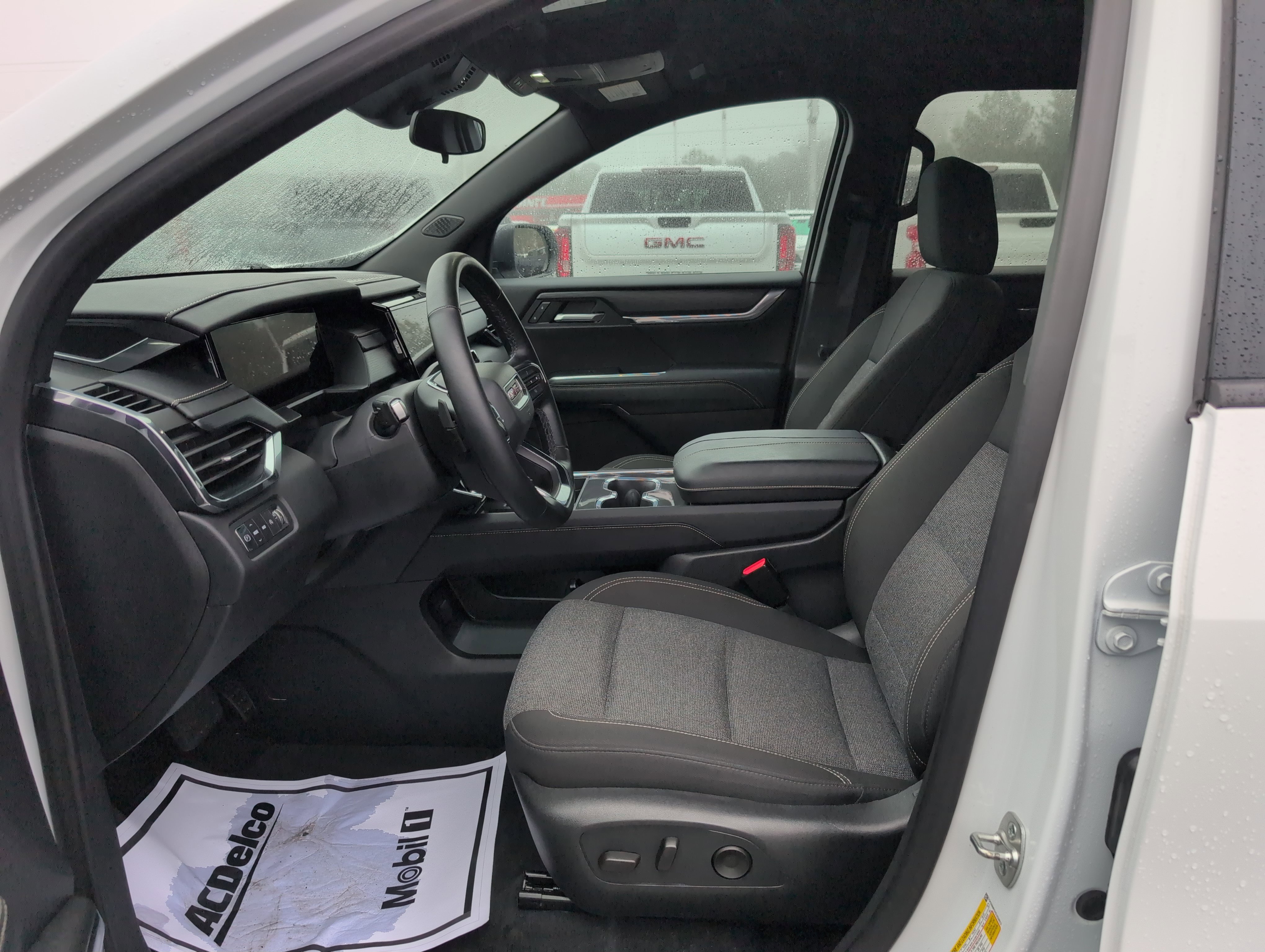 Used 2025 GMC Acadia Elevation image 16