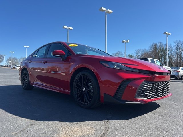 Used 2025 Toyota Camry SE image 3