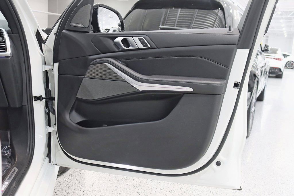 Used 2022 BMW X5 M50i image 39