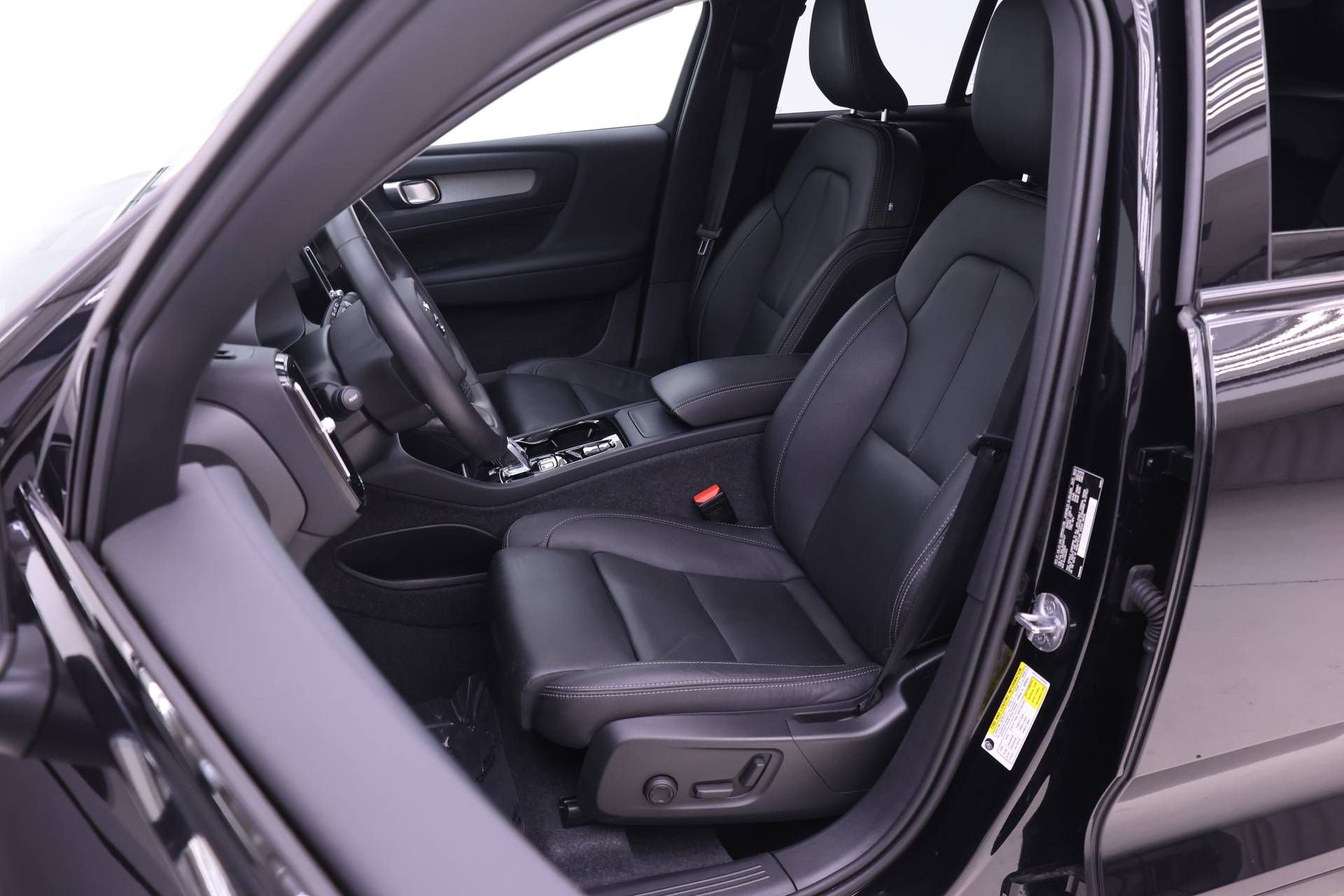Certified 2024 Volvo XC40 B5 Plus w/ Climate Package AWD/4WD image 7