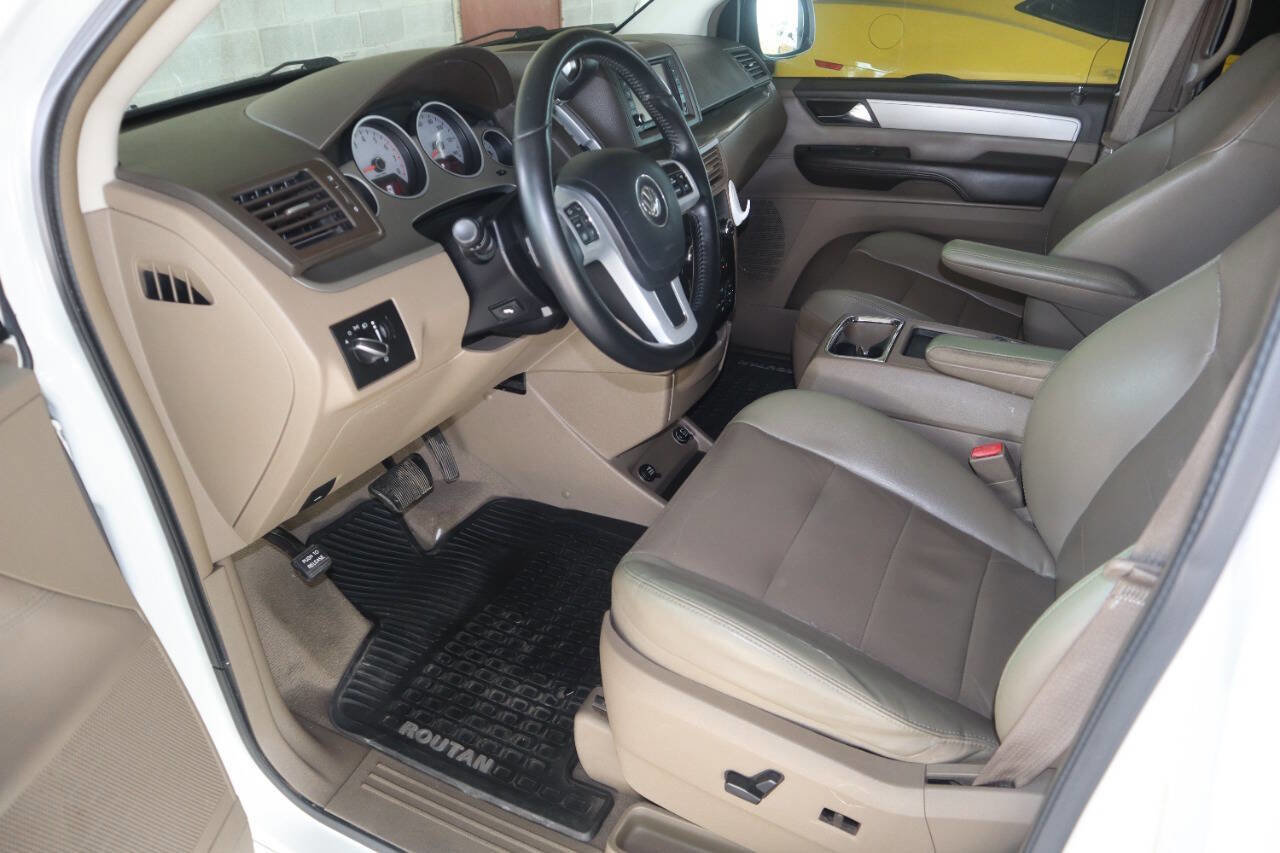 Used 2012 Volkswagen Routan SEL FWD image 30