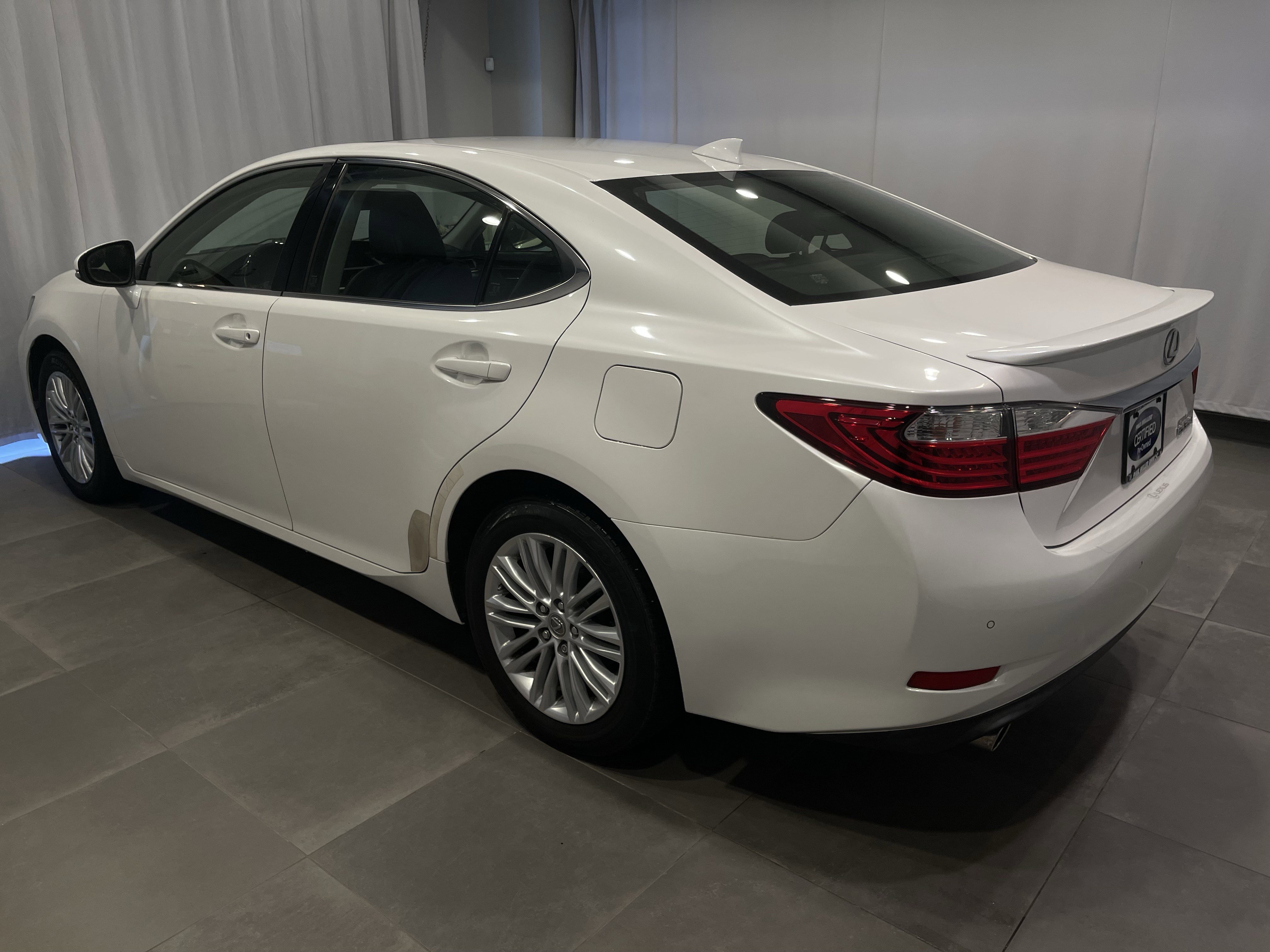 Used 2015 Lexus ES 350 w/ Luxury Package FWD image 4