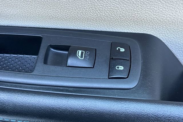Used 2021 Chrysler Pacifica Touring-L FWD image 23