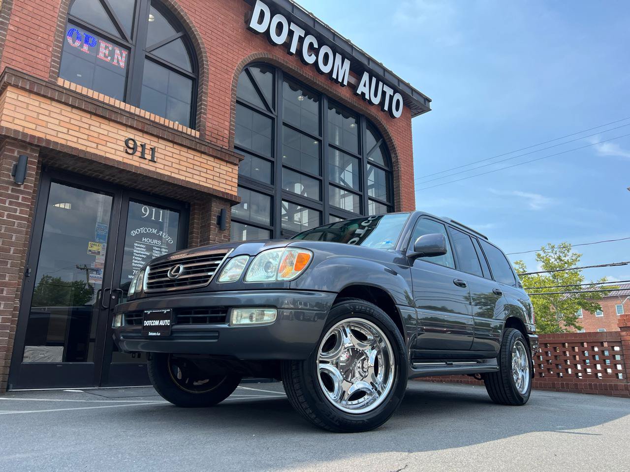 Used 2005 Lexus LX 470 4WD w/ Preferred Accessory Pkg image 3