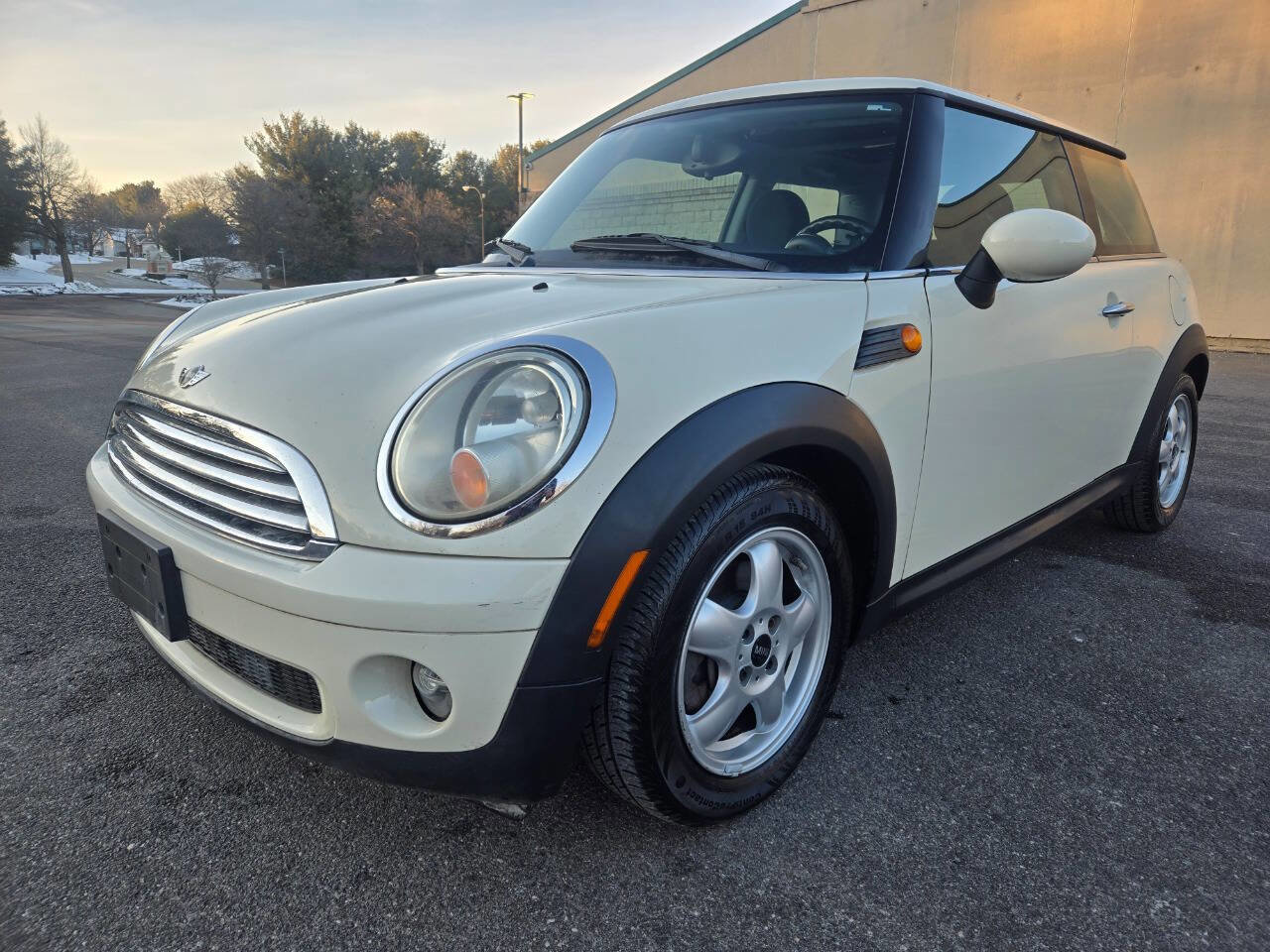 Used 2010 MINI Cooper Hardtop image 2