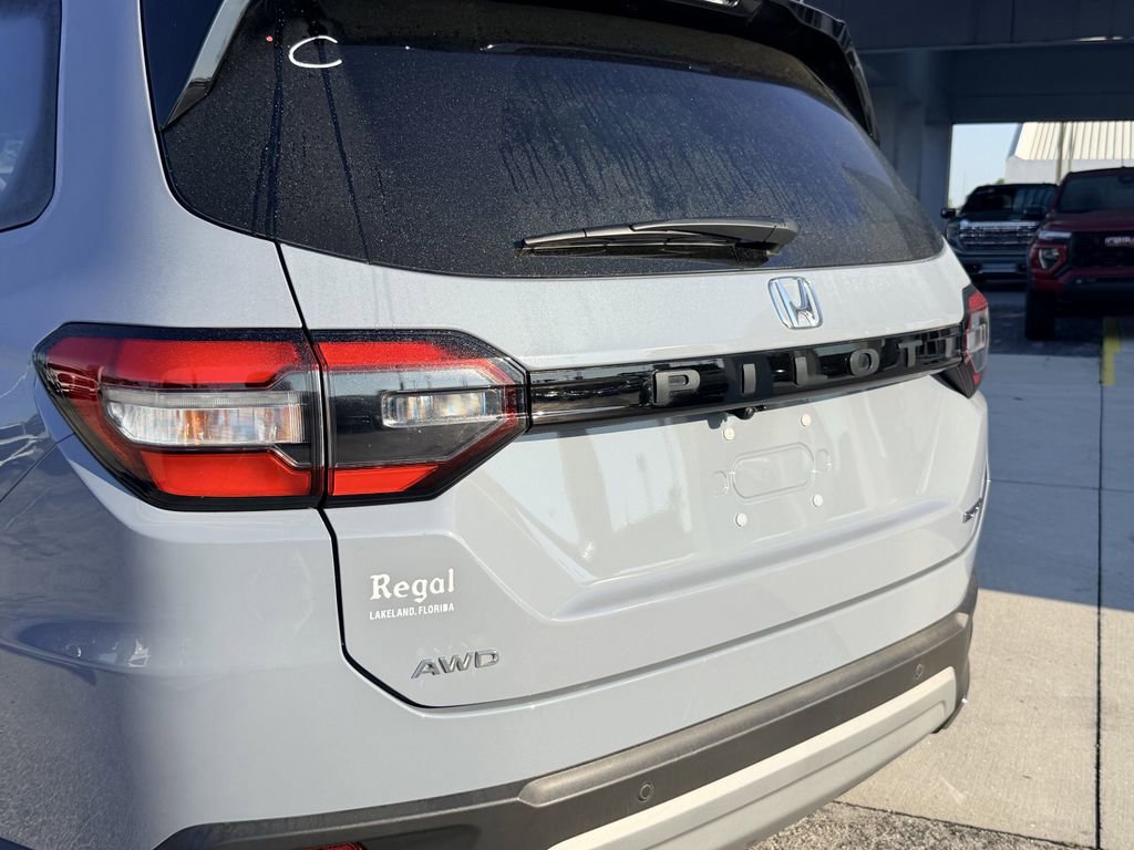 Used 2025 Honda Pilot Touring image 11