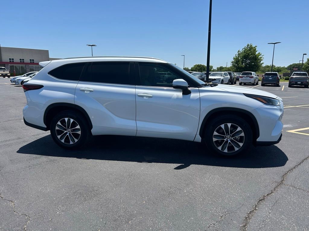 Used 2024 Toyota Highlander XLE FWD image 7