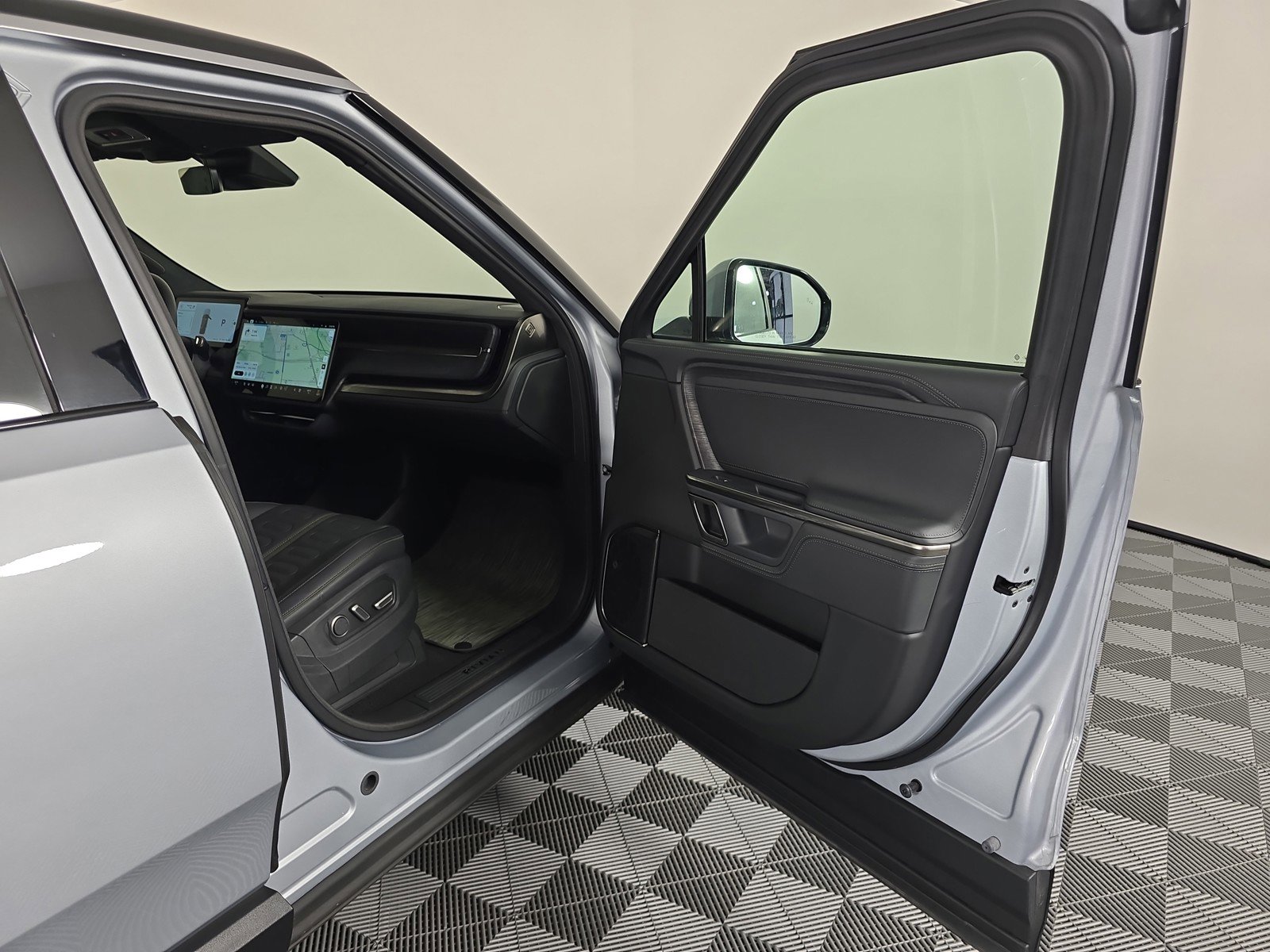 Used 2024 Rivian R1S Adventure AWD/4WD image 18