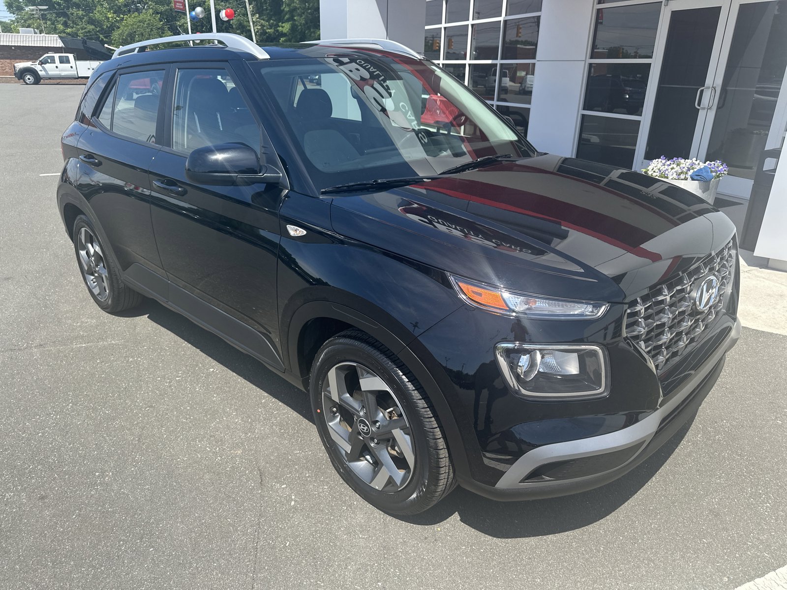 Used 2025 Hyundai Venue SEL FWD image 2