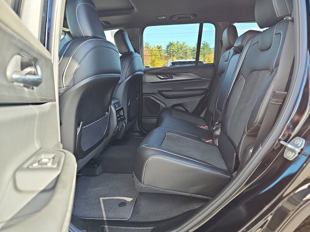 New 2025 Jeep Grand Cherokee Altitude image 28