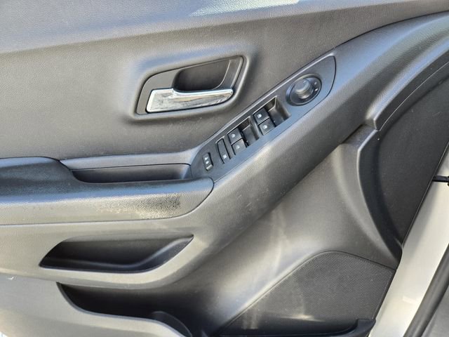 Used 2022 Chevrolet Trax LS w/ Tint and Cruise Package image 31