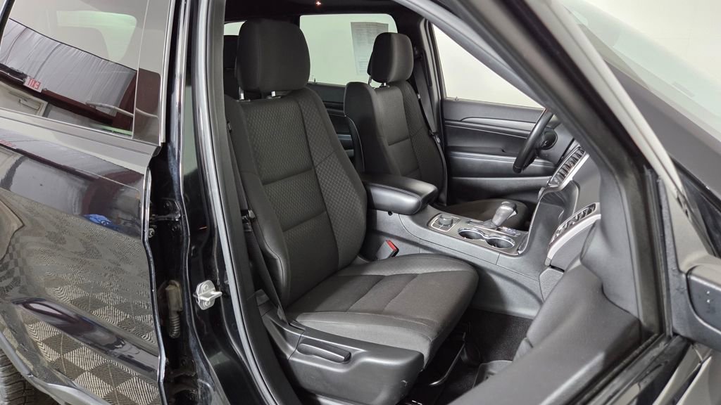 Used 2020 Jeep Grand Cherokee Laredo AWD/4WD image 38