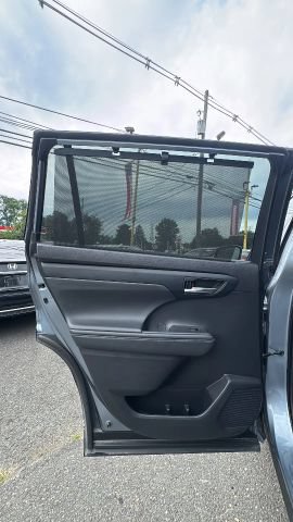 Used 2021 Toyota Highlander XLE AWD/4WD image 13